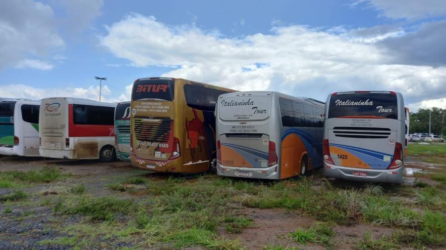 Ônibus apreendidos por transportar manifestantaes golpistas a Brasília - Saulo Pereira Guimarães/UOL