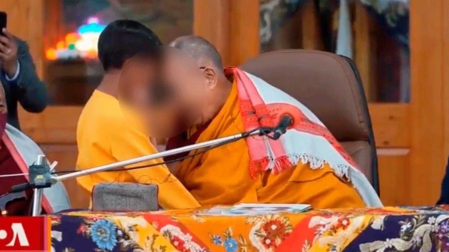 Dalai lama é acusado de pedir beijo a menino e mostrar a língua - Reprodução