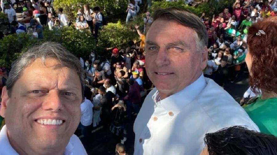 Tarcísio de Freitas, então candidato ao governo de São Paulo, ao lado de Bolsonaro na Marcha para Jesus 2022, em São Paulo - Reprodução/Redes sociais