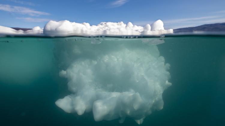 Iceberg em meio a temperaturas elevadas na Groenlândia