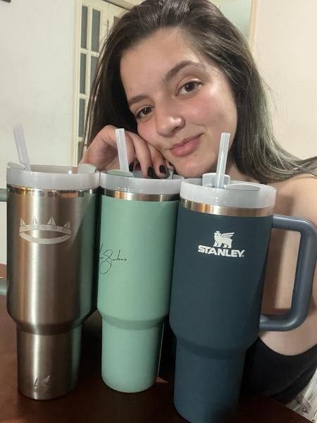 Vanessa Braga e seus três copos da Stanley