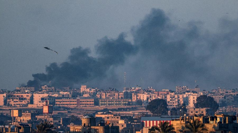 9.fev.2024 - Nuvens de fumaça durante o bombardeio israelense em Rafah 