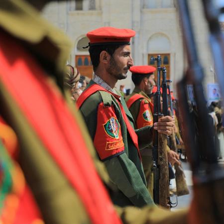 10.fev.2024 - Forças leais aos rebeldes Huthi do Iêmen participam de uma cerimônia fúnebre de combatentes que foram mortos em recentes ataques liderados pelos EUA