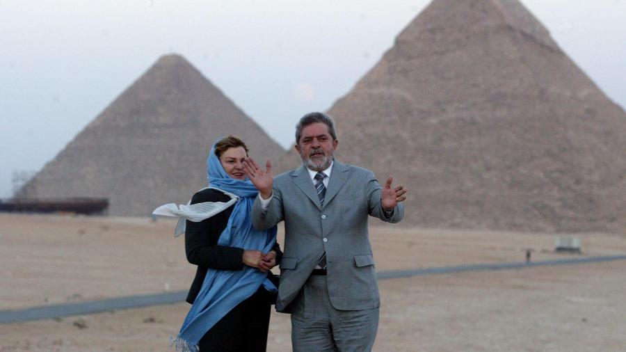 O presidente da República, Luiz Inácio Lula da Silva, e a primeira-dama, Marisa, durante visita às pirâmides de Gizé, no Cairo (Egito). (Cairo, Egito, 08.12.2003)