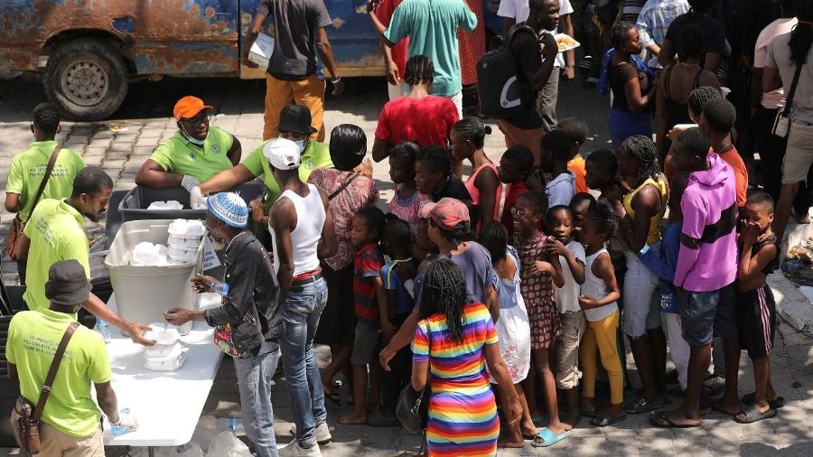 Haitianos que deixaram suas casas recebem ajuda em escola de Porto Príncipe