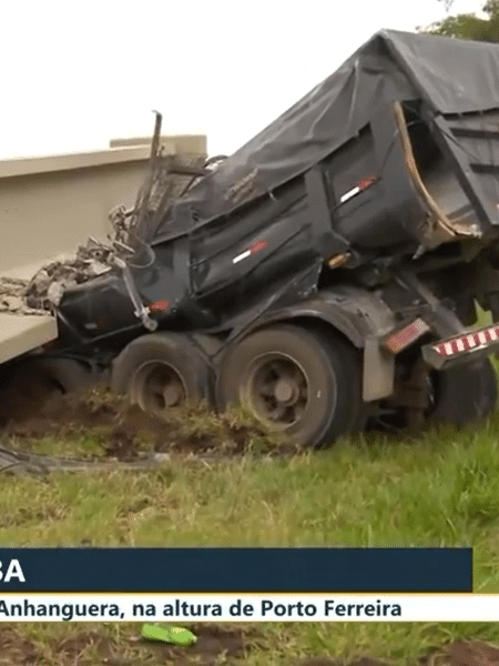 Caminhão bate em viga e derruba passarela na Rodovia Anhanguera