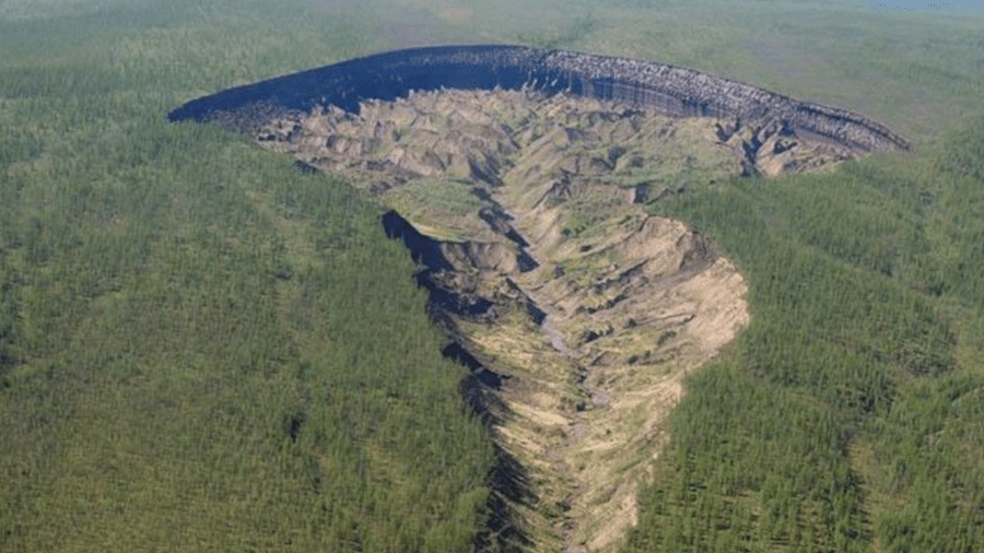 Cratera popularmente conhecida como 'porta do inferno', na Sibéria