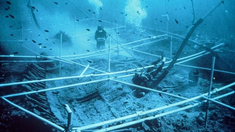 Arqueólogos nos destroços do navio Kyrenia, encontrado em 1965