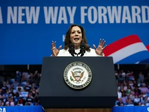 Kamala promete 'virar a página da última década'