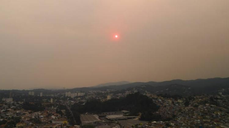 Céu tomado por fumaça na cidade de São Paulo