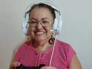 'Solta poder nele!': Vovó gamer larga receitas e faz sucesso no TikTok aos 71 anos