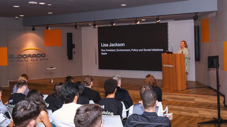 Executiva Lisa Jackson na cerimônia de formatura dos estudantes da Apple Academy