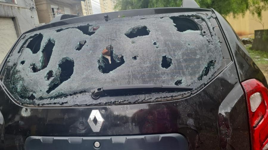 Carro ficou destruído por chuva de granizo em Cajamar (SP) - Defesa Civil de SP/Divulgação