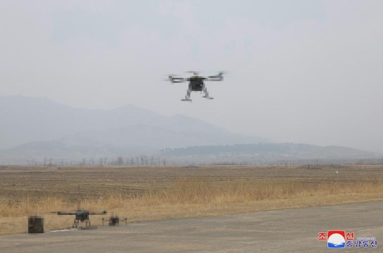 Imagens divulgadas dos drones suicidas estão pixeladas, protegendo detalhes do equipamento estratégico norte-coreano Imagens divulgadas dos drones suicidas estão pixeladas, protegendo detalhes do equipamento estratégico norte-coreano