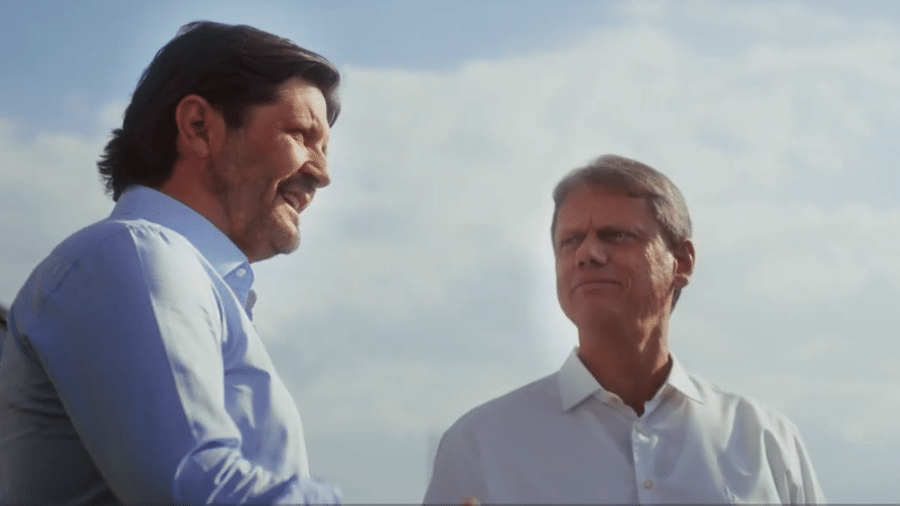 Tarcísio aparece ao lado do presidente da Alesp, André do Prado (PL), em propaganda do PL Tarcísio aparece ao lado do presidente da Alesp, André do Prado (PL), em propaganda do PL
