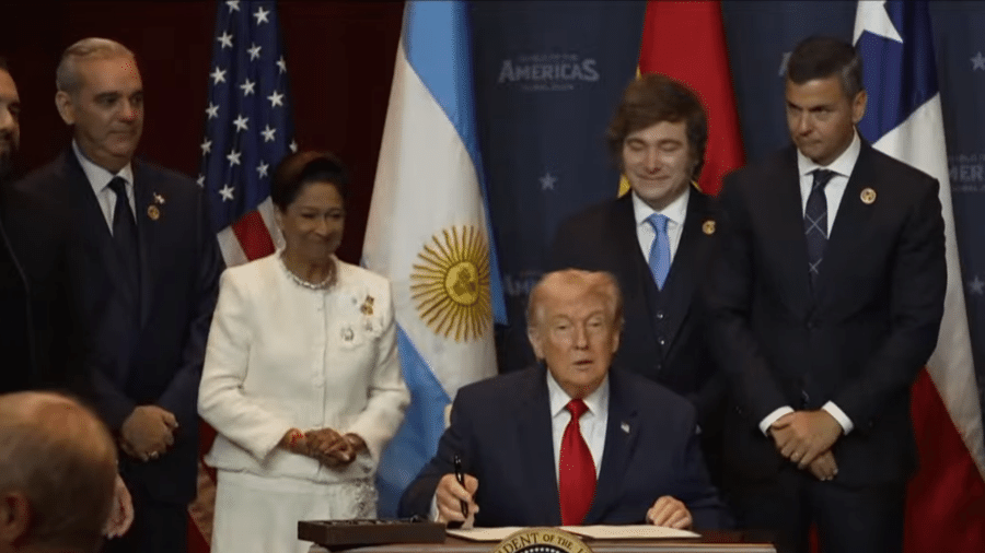 Presidente dos Estados Unidos, Donald Trump, na abertura do encontro Escudo das Américas, organizado por ele, em Miami Presidente dos Estados Unidos, Donald Trump, na abertura do encontro Escudo das Américas, organizado por ele, em Miami