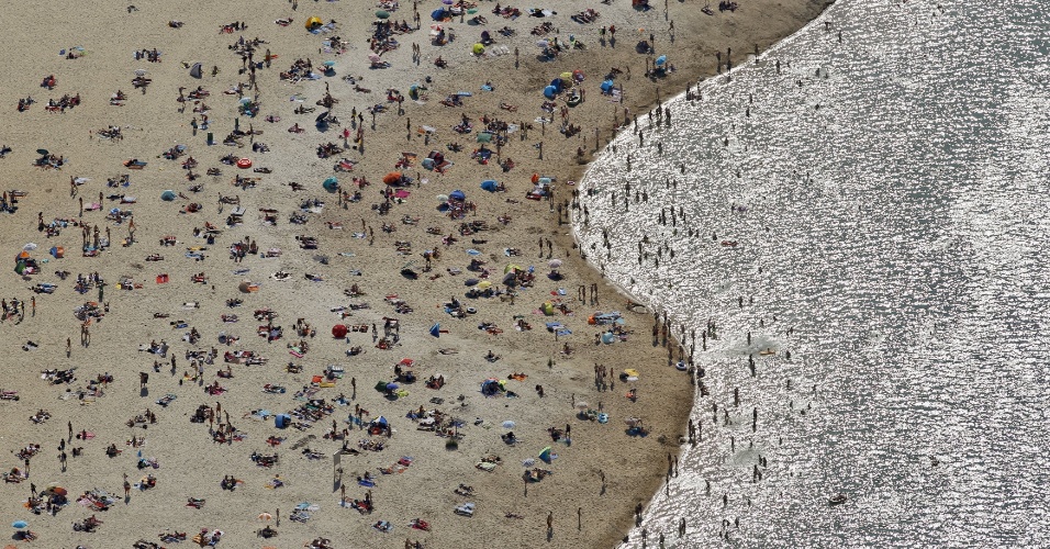 2.jul.2015 - Multidão se refresca no lago Silbersee durante onda de calor em Haltern, na Alemanha