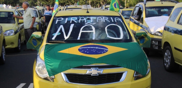 Os taxistas percorreram diversos bairros da cidade e se concentraram no Aterro do Flamengo - José Lucena/Futura Press/Estadão Conteúdo