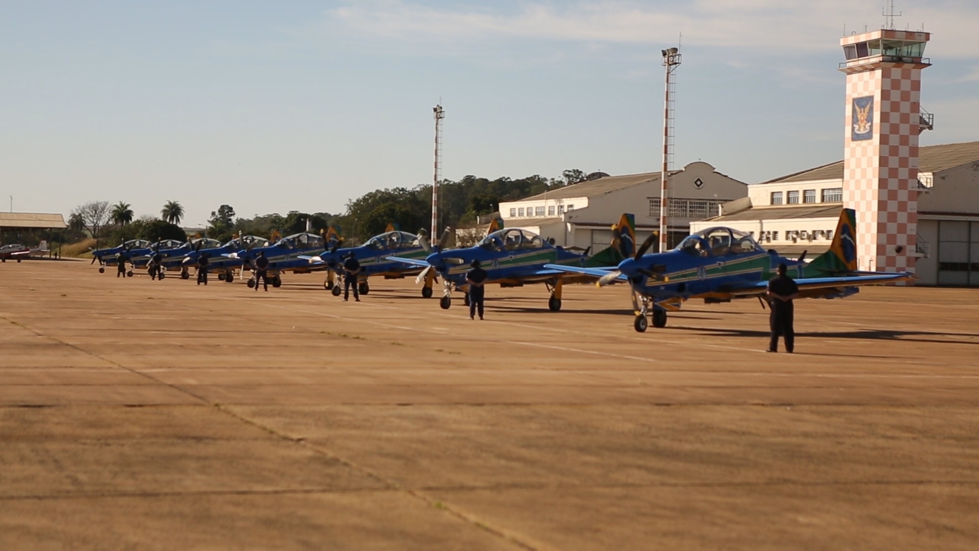 4.ago.2015 - Aeronaves da Esquadrilha da Fumaça alinhadas na Academia da Força Aérea em Pirassununga (SP) - Ugo Soares/TV UOL