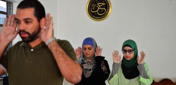 Representante da Sociedade Beneficente Muçulmana do Rio, Fernando Celino ora ao lado de mulheres muçulmanas na Mesquita da Luz - Fernando Frazão/Agência Brasil