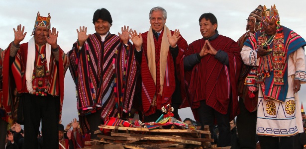 O presidente da Bolívia, Evo Morales (segundo à esq), seu vice, Álvaro García Linera (centro) e seu chanceler, David Coquehuanca (segundo à dir), participam de rito andino ao lado de sacerdotes aimaras na cidade pré-hispânica de Tiahuanaco para celebrar o recorde do presidente que mais tempo governou o país de forma contínua