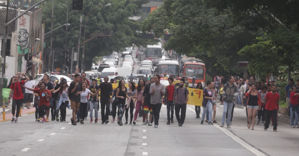 3.dez.2015 - Estudantes secundaristas fecham rua da Consolação em protesto contra a reorganização escolar proposta pelo governo do Estado