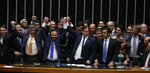 Rodrigo Maia (ao centro) comemora vitória na Câmara - Pedro Ladeira/Folhapress