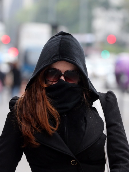 Mulher se protege do frio na avenida Paulista, em São Paulo, em foto de 2013 - Rivaldo Gomes/Folhapress