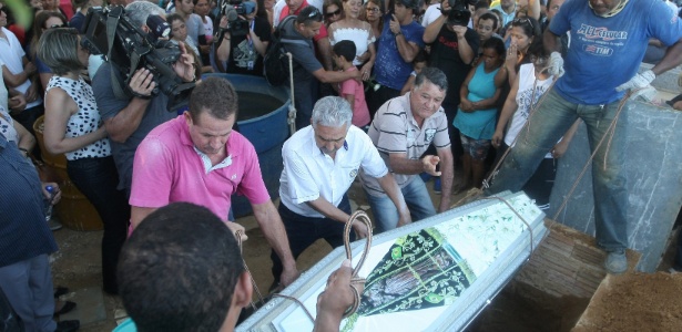 6.out.2017 - Após o velório da professora Heley de Abreu Silva Batista, um cortejo fúnebre acompanhou o corpo da docente até o Cemitério Campo da Paz, onde foi sepultado, na cidade de Janaúba, no norte de Minas, nesta sexta-feira - ALEX DE JESUS/O TEMPO/ESTADÃO CONTEÚDO - ALEX DE JESUS/O TEMPO/ESTADÃO CONTEÚDO