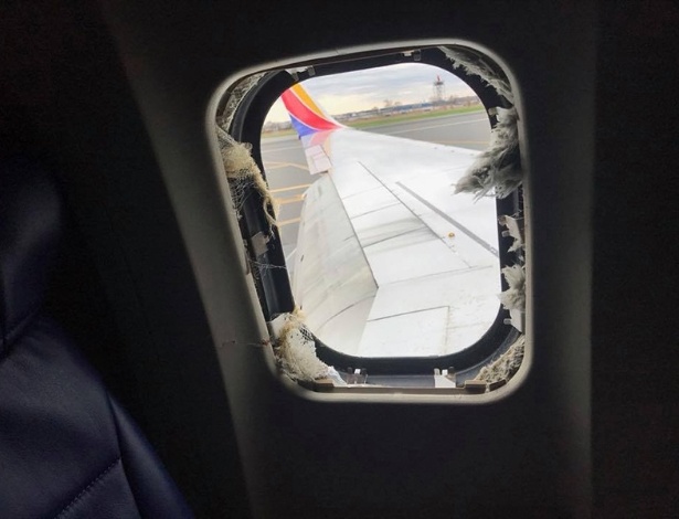 Avião da Southwest com a turbina danificada após a falha mecânica durante o voo - Reprodução/Facebook Marty Martinez