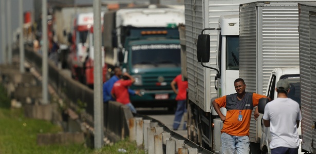23.mai.2018 - Movimento dos caminhoneiros na Washington Luiz em frente à Reduc - Gabriel de Paiva/Agência O Globo