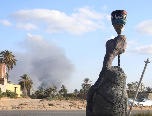 28.ago.2018 - Fumaça é vista durante confrontos entre facções rivais em Trípoli, na Líbia - Hani Amara/Reuters