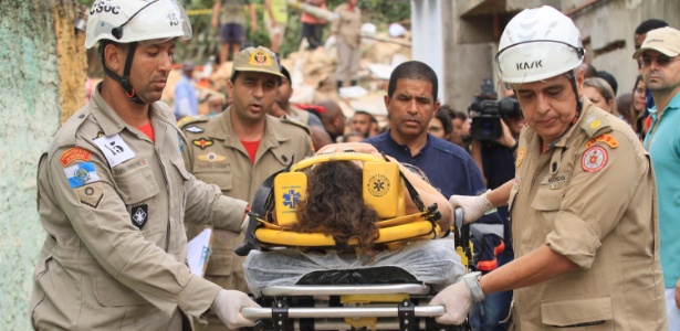 10.nov.2018 - Vítima é resgatada após deslizamento no Morro da Boa Esperança, em Niterói (RJ) - José Lucena/Futura Press/Estadão Conteúdo