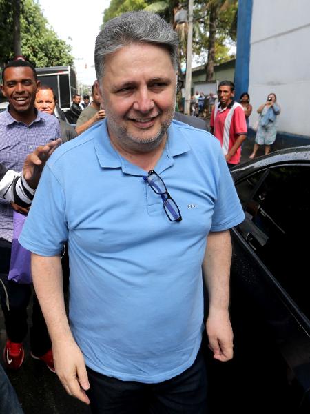 O ex-governador do Rio de Janeiro Anthony Garotinho (c) deixa o presídio em Benfica, zona norte da cidade - WILTON JUNIOR/AE