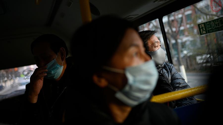 Passageiros de ônibus usam máscaras em Pequim  - Wang Zhao/AFP