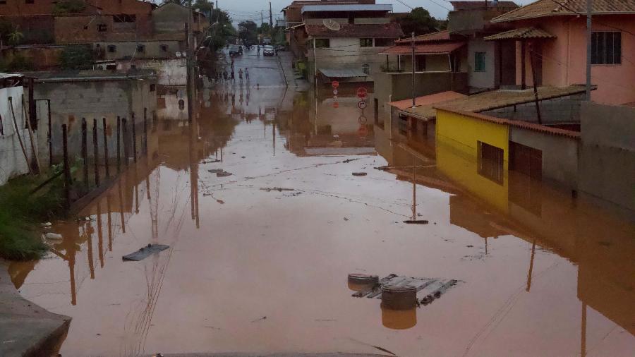 25.jan.2020 - Chuva causa alagamento na cidade de Santa Luzia (MG) - Renato Lied - 25.jan.2020/Estadão Conteúdo