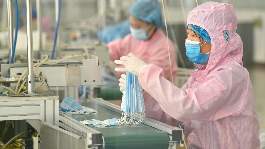 Linha de produção de máscaras protetoras em fábrica do distrito de Huyi de Xi"an, na provincia de Shaanxi, na China - Xinhua/Liu Xiao