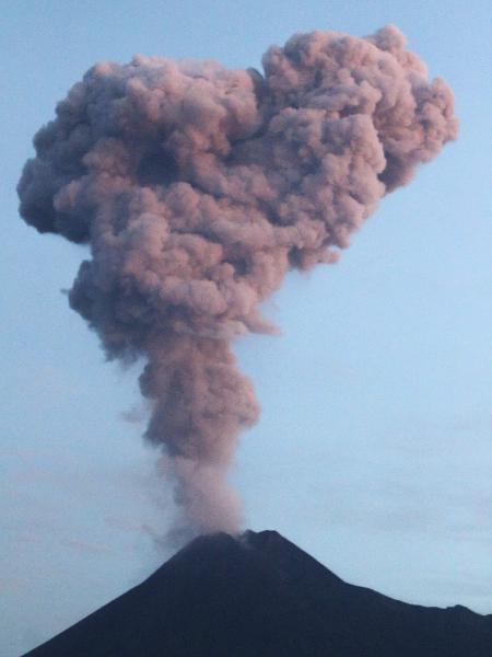 Vulcão Merapi entra em erupção na Indonésia - Ranto Kresek/AFP