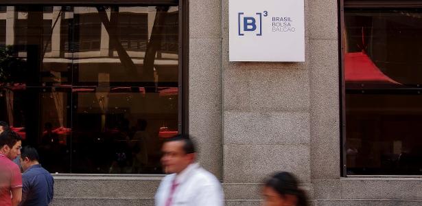 Dólar sobe, e Bolsa brasileira cai com rumor de transporte coletivo grátis