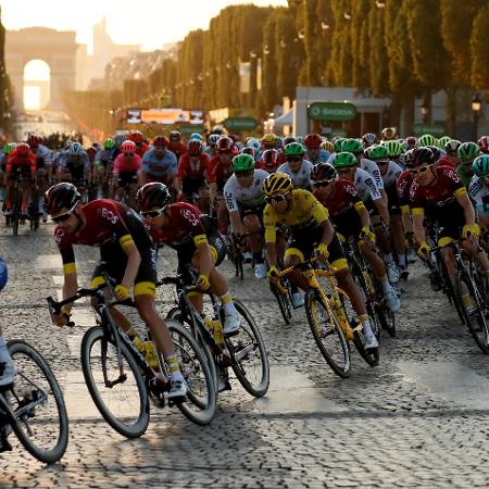 Atletas participam do Tour de France em Paris