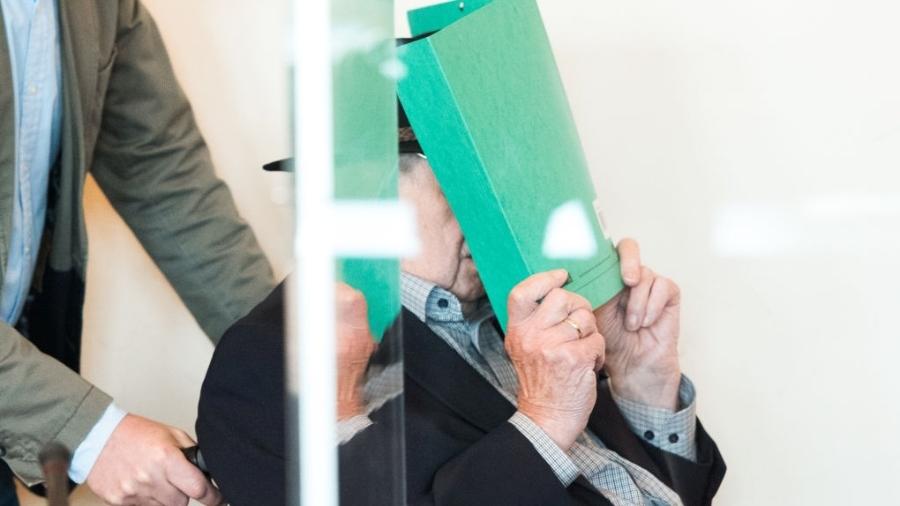 "Algo semelhante nunca deve acontecer novamente", disse Bruno Dey, de 93 anos, em sua última manifestação em julgamento - Daniel Bockwoldt/picture alliance via Getty Images