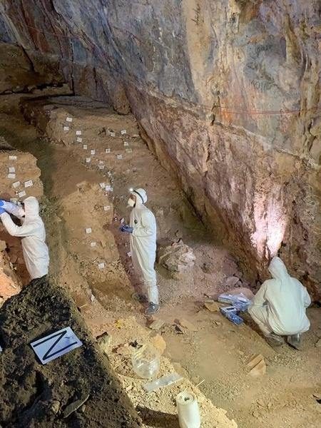 Pesquisadores colhem amostras na caverna de Chiquihuite, no México - Divulgação / Nature / Mads Thomsen