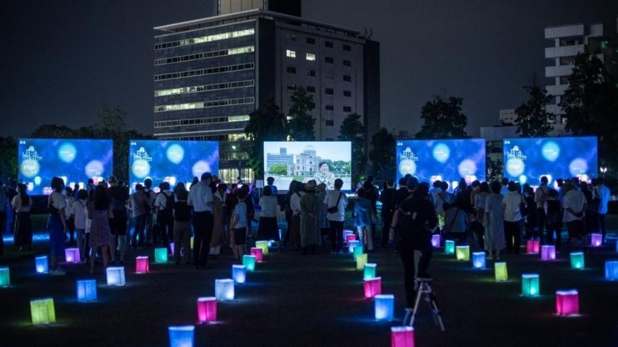 6.ago.2020 - Cerimônia com lanternas de papel são usadas para marcar o aniversário de 75 anos do lançamento de uma bomba atômica em Hiroshima, no Japão - AFP