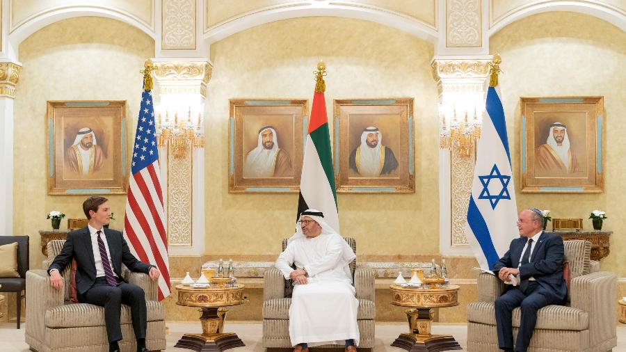 Secretário de Segurança Nacional de Israel, Meir Ben-Shabbat. conselheiro sênior da Casa Branca, Jared Kushner; e ministro de Relações Exteriores dos Emirados Árabes Unidos,  Anwar Gargash, durante reunião em Abu Dhabi - WAM