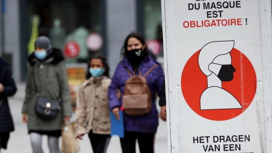 Pedestres usam máscara para conter o avanço do coronavírus em Bruxelas, capital da Bélgica - Dursun Aydemir/Anadolu Agency via Getty Images