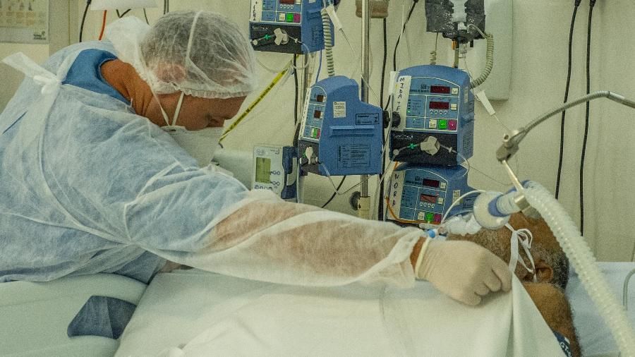 19.03.2021 - Paciente intubado no Hospital da Restinga, na zona sul de Porto Alegre, por covid-19 - Evandro Leal/Estadão Conteúdo