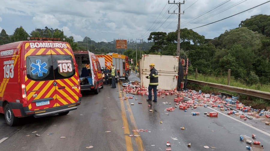 Caminhão acabou tombando após colidir com ônibus em rodovia catarinense; três pessoas ficaram feridas - Reprodução/ 9º Batalhão do Corpo de Bombeiros Militar