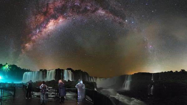 Fotógrafo e alunos usaram técnicas durante três noites às margens das Cataratas do Iguaçu - Victor Lima/Divulgação - Victor Lima/Divulgação