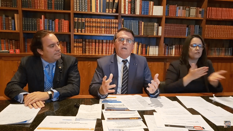 O presidente da Caixa, Pedro Guimarães, e o presidente Jair Bolsonaro (sem partido) em live semanal - Reprodução/YouTube