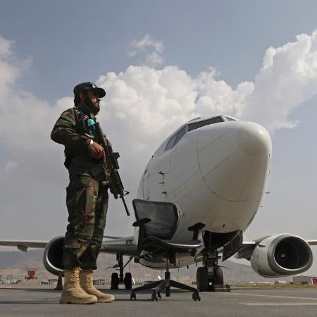 Soldado do Talibã próximo a aeronave no aeroporto de Cabul, no Afeganistão